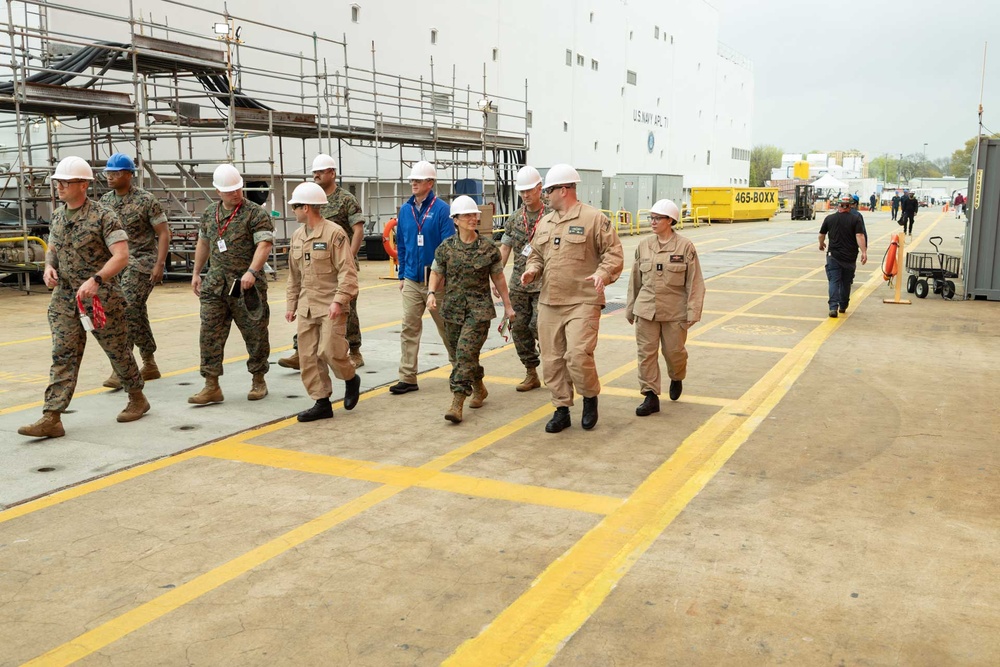 MARFORCOM Commander visits USS Mesa Verde