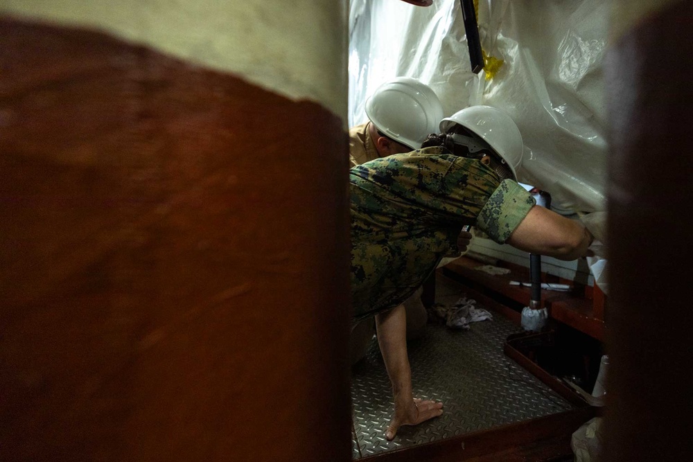 MARFORCOM Commander visits USS Mesa Verde