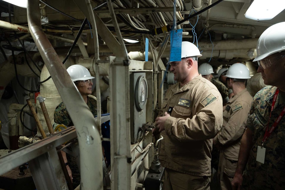 MARFORCOM Commander visits USS Mesa Verde