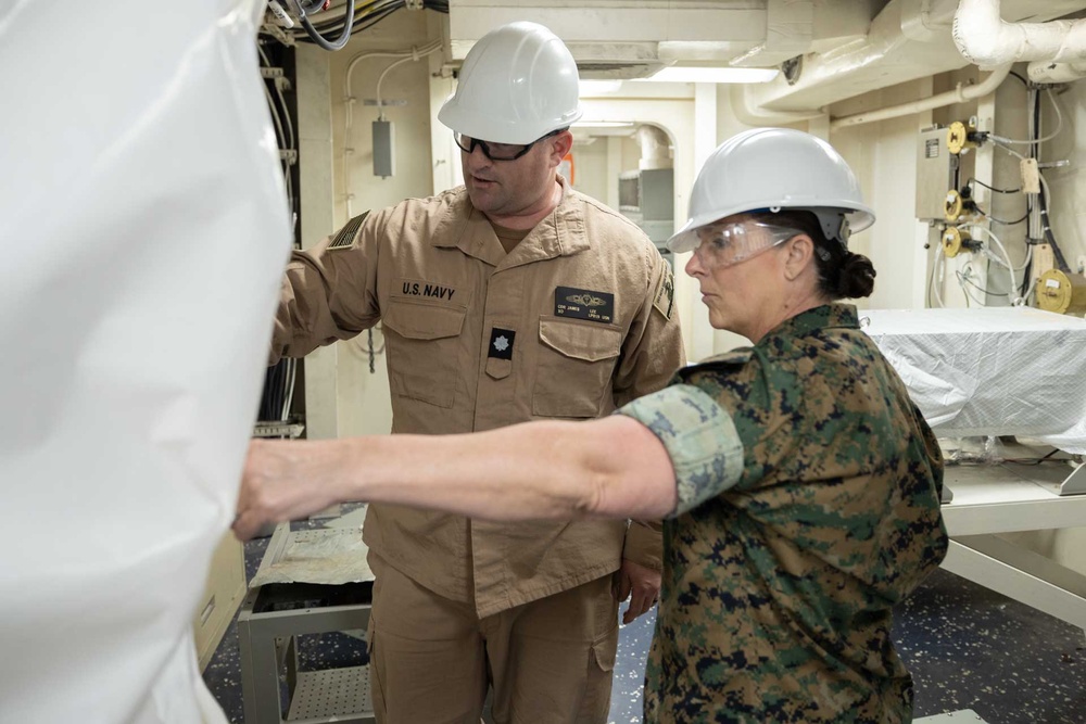 MARFORCOM Commander visits USS Mesa Verde