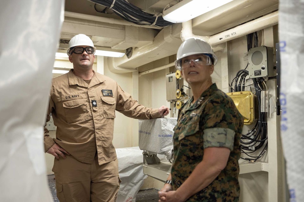 MARFORCOM Commander visits USS Mesa Verde