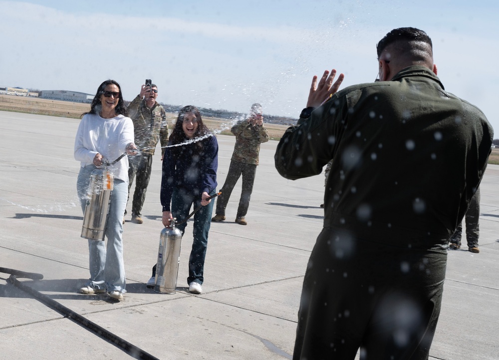 914th's Wing Commander celebrates heralded flying career with 'Fini' flight