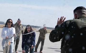 914th's Wing Commander celebrates heralded flying career with 'Fini' flight