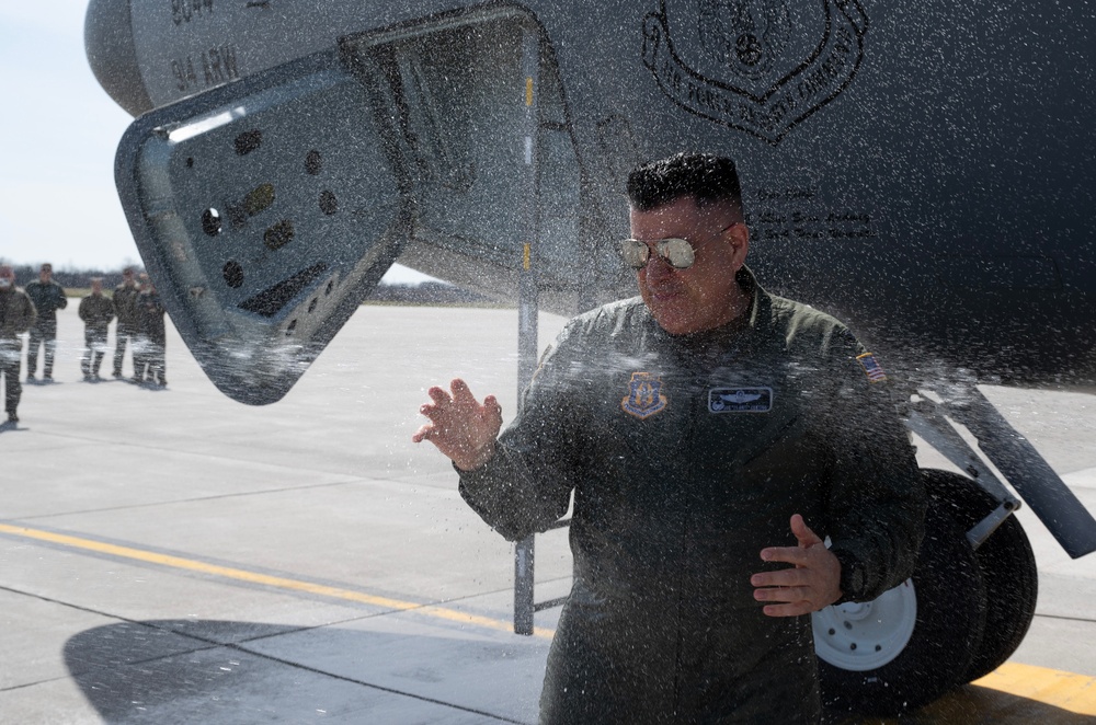 914th Wing Commander celebrates flying legacy with 'Fini' flight