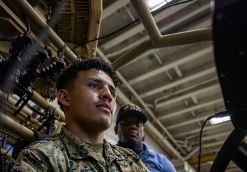 Marines from the 22nd LAAD Brief Commander, ESG 2 on L-MADIS