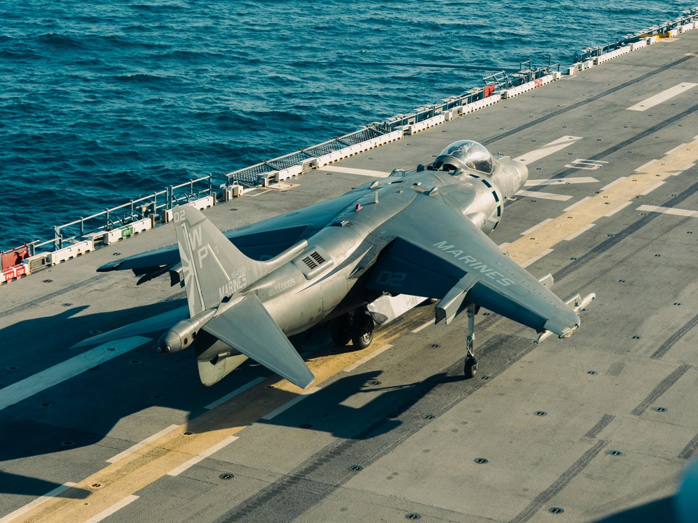 22nd MEU | AV-8B Harriers Arrive Aboard USS Iwo Jima