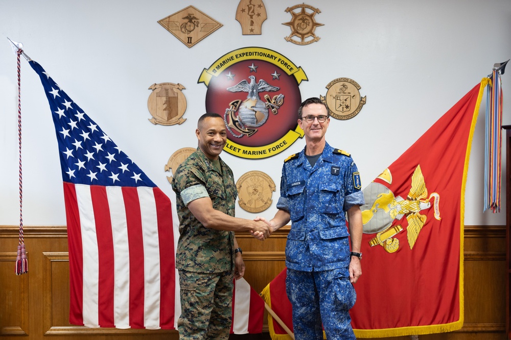 Rear Adm. Walter Hansen meets with II MEF Commanding General