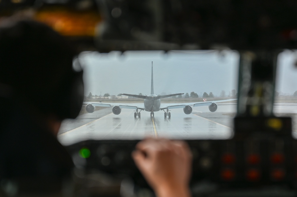 92nd ARS Refuels a B-52 Bomber from Minot