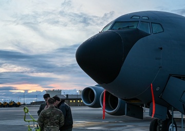 92nd ARS Refuels a B-52 Bomber from Minot