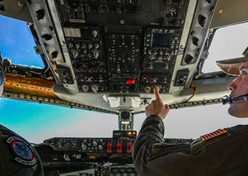 92nd ARS Refuels a B-52 Bomber from Minot