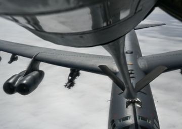 92nd ARS Refuels a B-52 Bomber from Minot