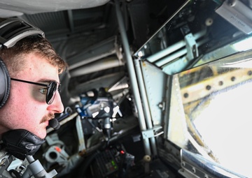 92nd ARS Refuels a B-52 Bomber from Minot