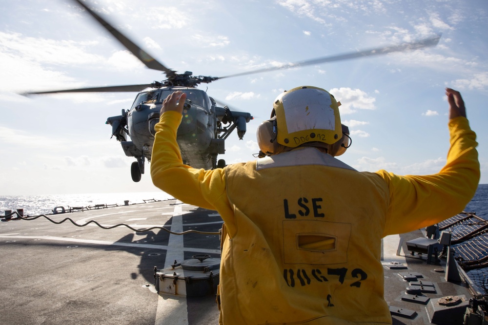 USS Mahan (DDG 72) Conducts Routine Flight Operations