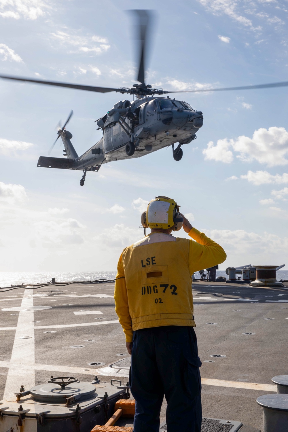 USS Mahan (DDG 72) Conducts Routine Flight Operations