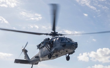 USS Mahan (DDG 72) Conducts Routine Flight Operations