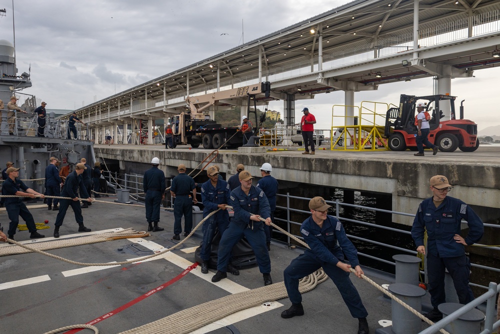 USS Chosin pulls into Panama City, Panama