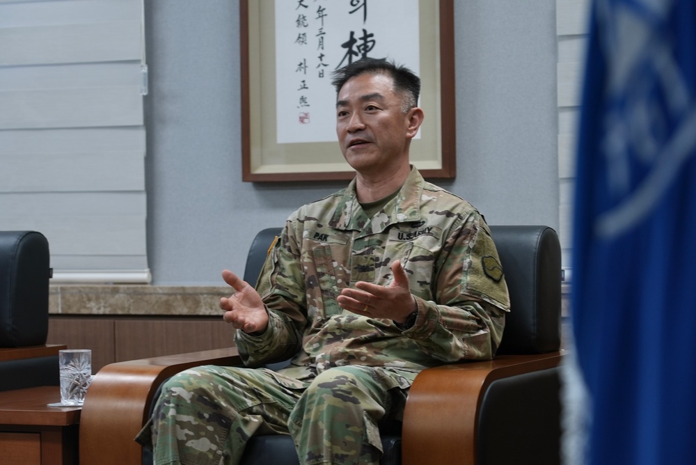 19th ESC Command General Brig Gen. Pak visits Yeungnam University