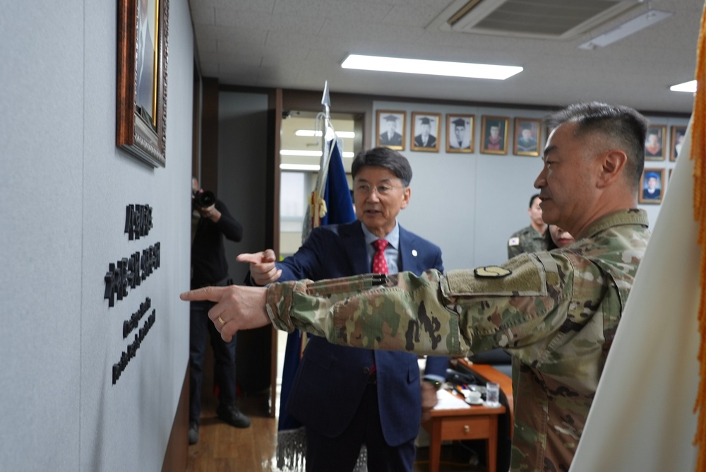 19th ESC Command General Brig Gen. Pak visits Yeungnam University
