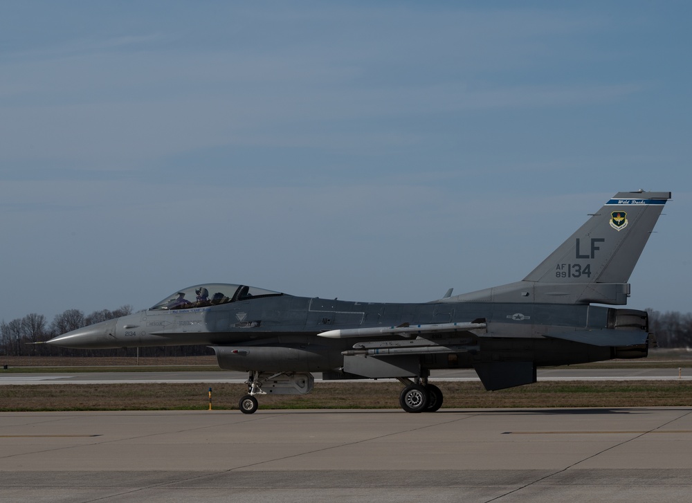 F-16 taxis out to the runway