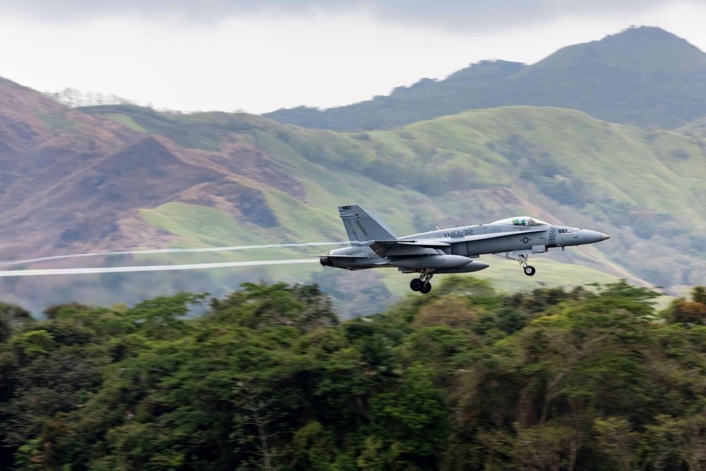 U.S. Marines, Soldiers utilize Panama airfield for flight operations
