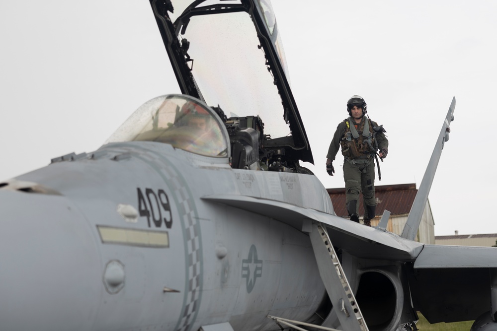 U.S. Marines and Panamanian civilian contractors launch F/A-18 Hornets