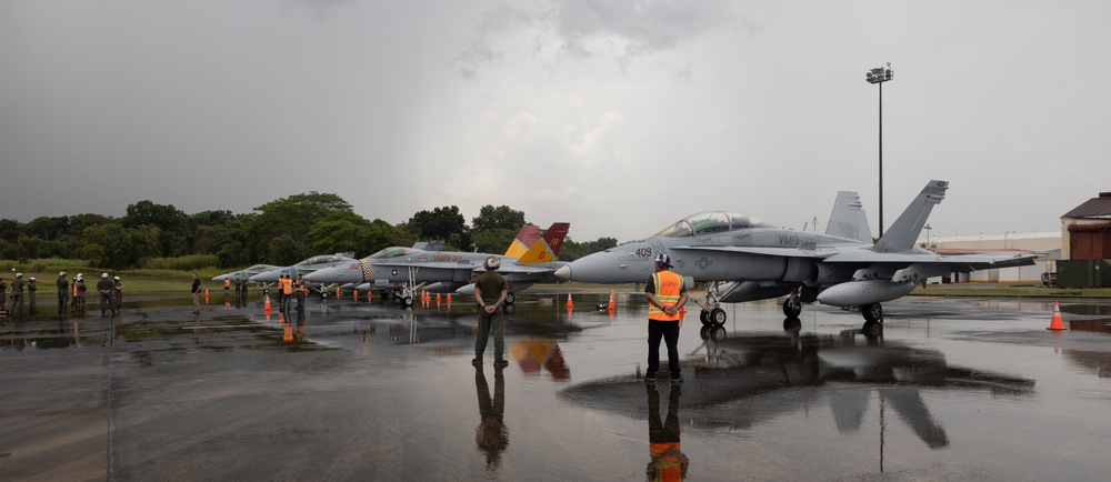 U.S. Marines and Panamanian civilian contractors launch F/A-18 Hornets