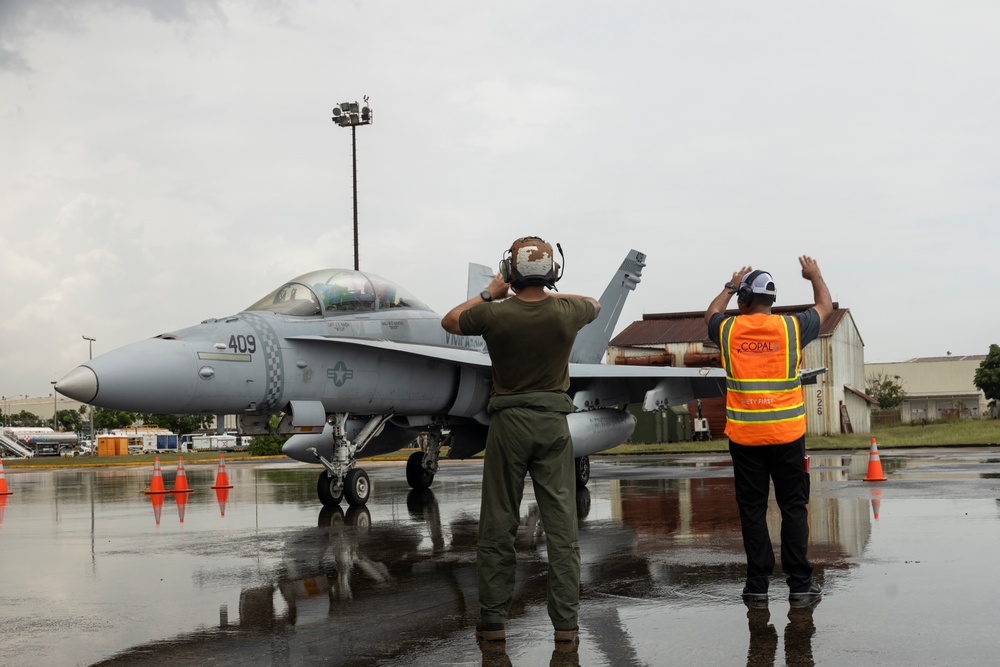 U.S. Marines and Panamanian civilian contractors launch F/A-18 Hornets