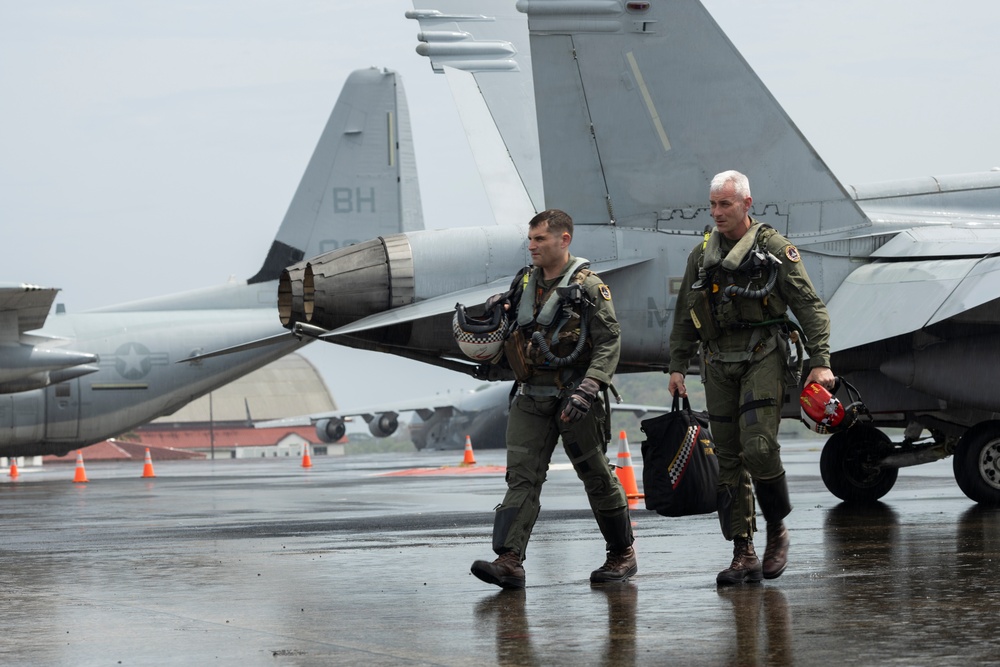U.S. Marines and Panamanian civilian contractors launch F/A-18 Hornets