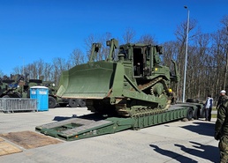 Polish servicemembers train on loading, moving U.S. Army APS-2 heavy construction vehicles