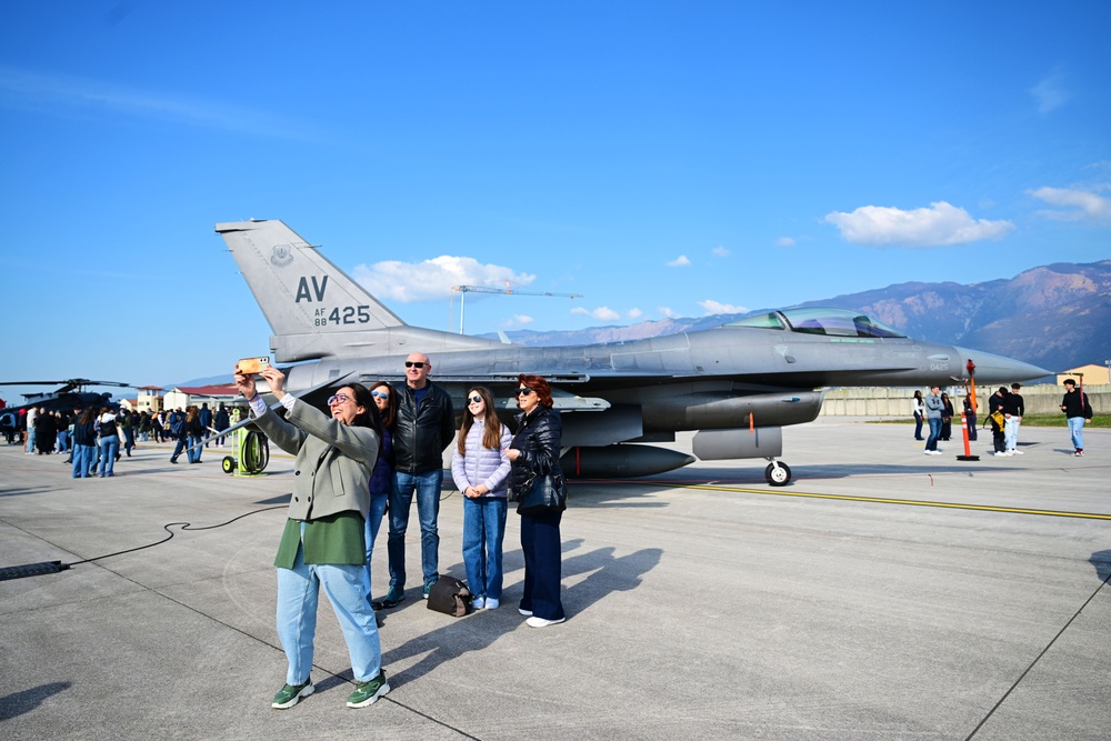 Frecce Tricolori takes to the Skies