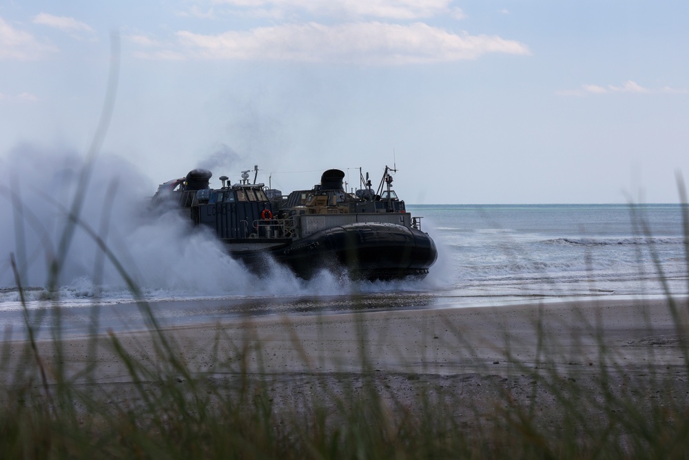 22nd MEU | IWO ARG LCACs Conduct Off-Load Operations on Onslow Beach