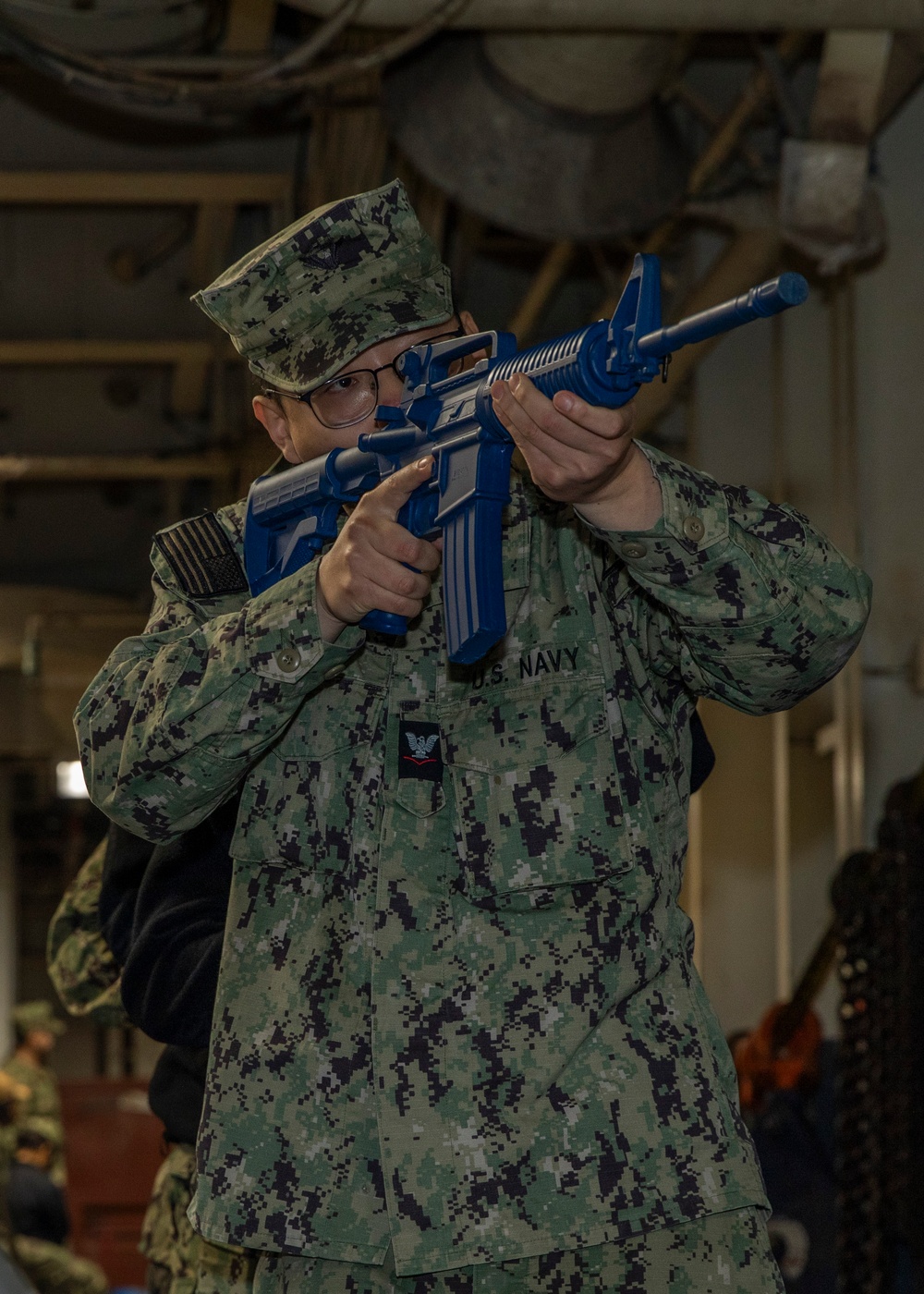 Kearsarge Sailors Conduct Anti-Terrorism Drill