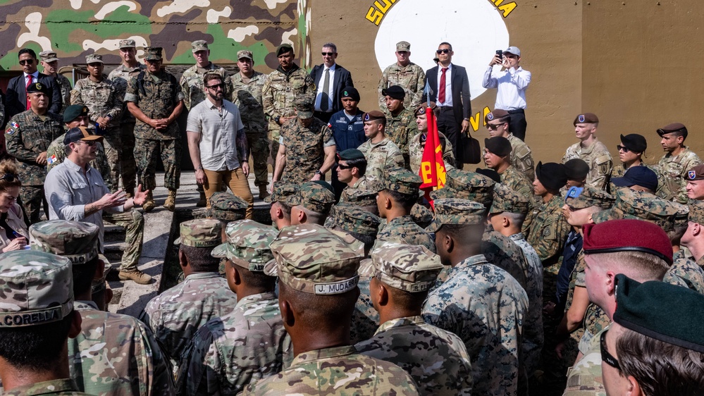 Secretary of Defence visits Marines at Fort Sherman Panama