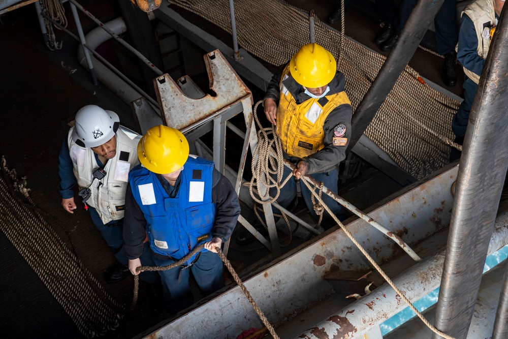 Abraham Lincoln conducts fueling-at-sea with USS Michael Murphy