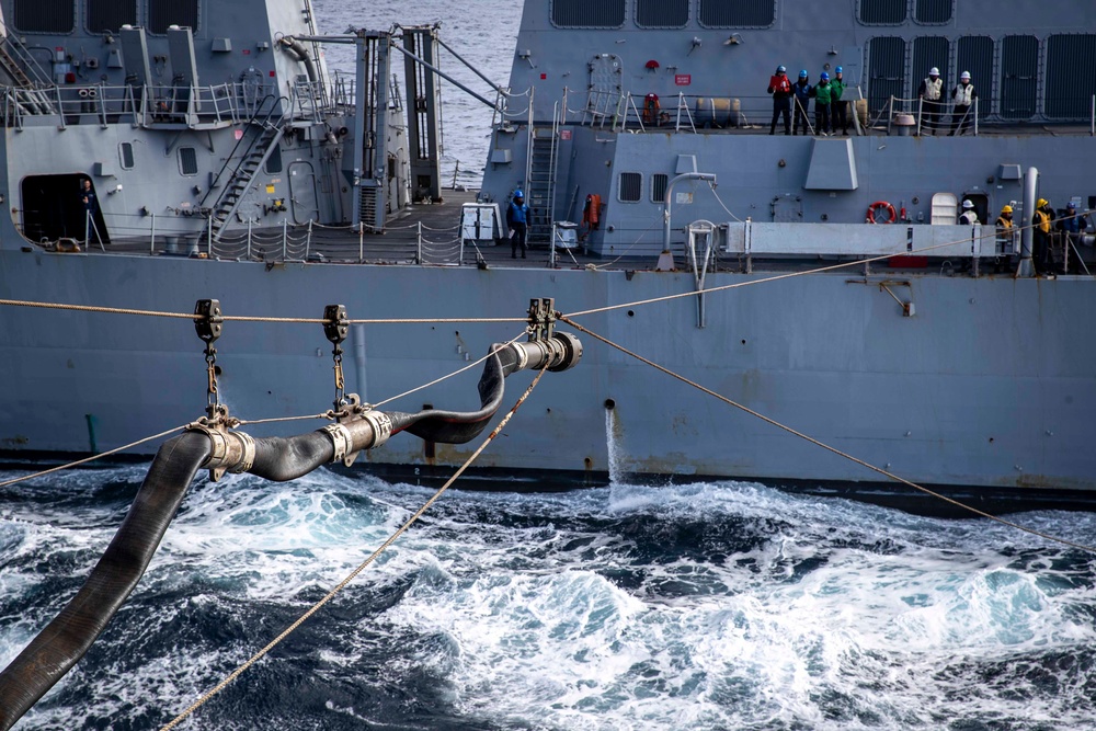 Abraham Lincoln conducts fueling-at-sea with USS Michael Murphy
