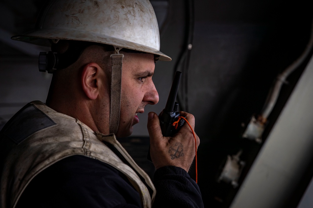 Abraham Lincoln conducts fueling-at-sea with USS Michael Murphy