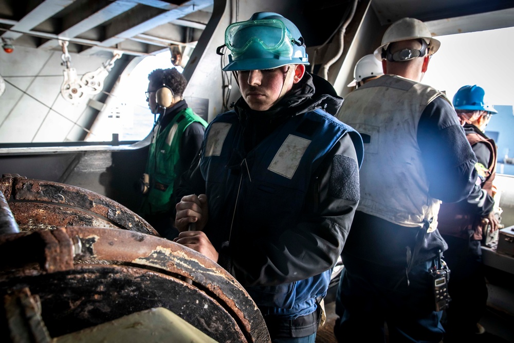 Abraham Lincoln conducts fueling-at-sea with USS Michael Murphy
