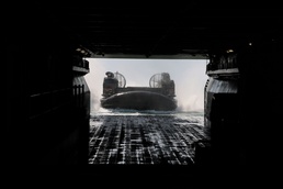 22nd MEU Marines Depart USS Iwo Jima on LCACs