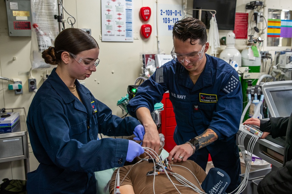 George Washington Sailors Conduct medical response team training
