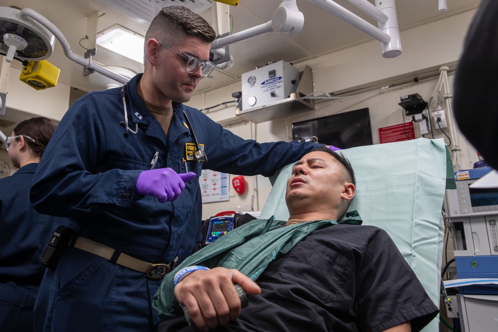 George Washington Sailors Conduct medical response team training