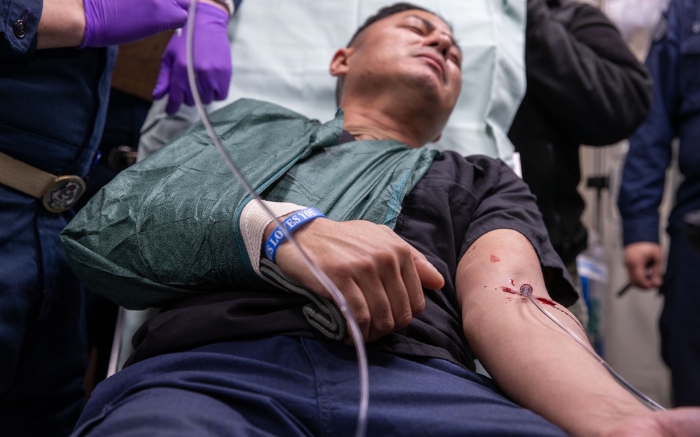 George Washington Sailors Conduct medical response team training