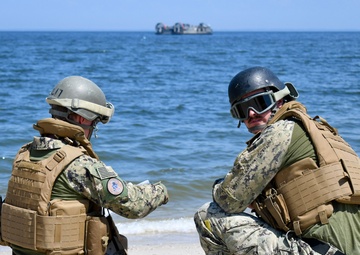 Pax River Supports Beach Landing for ACU-4, NSWG-4