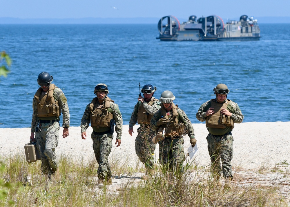 Pax River Supports Beach Landing for ACU-4, NSWG-4
