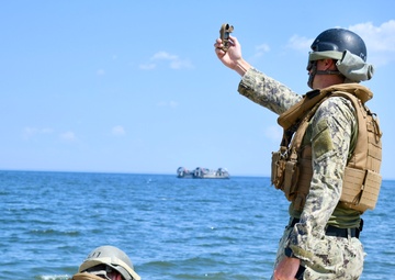 Pax River Supports Beach Landing for ACU-4, NSWG-4