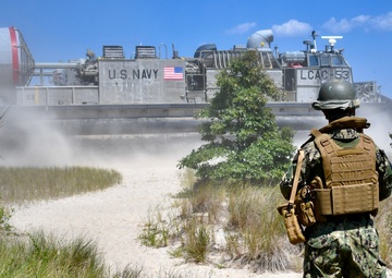 Pax River Supports Beach Landing for ACU-4, NSWG-4