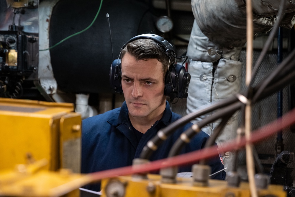 Coast Guard Cutter Hawser Prepares for Icebreaking Mission in New York