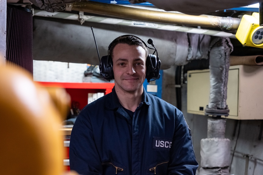 Coast Guard Cutter Hawser Prepares for Icebreaking Mission in New York
