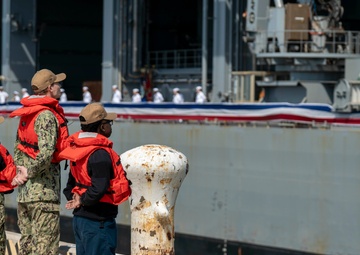 USS Hershel &quot;Woody&quot; Williams (ESB 4) Returns to Naval Station Norfolk