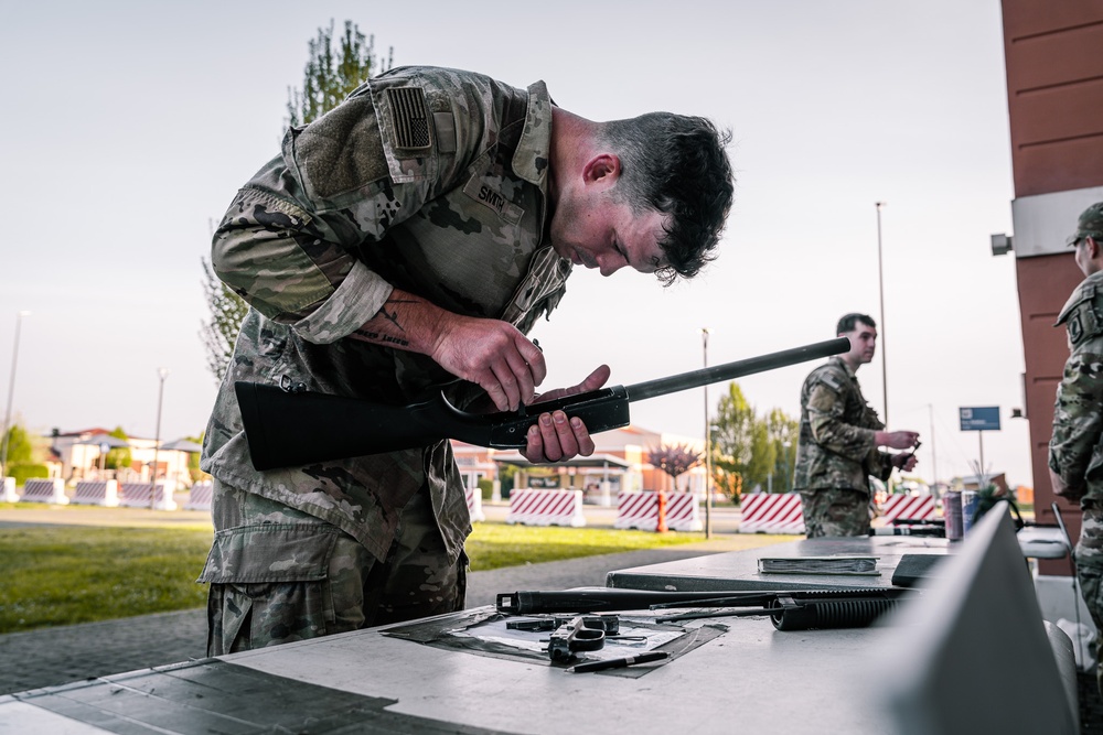 Soldiers execute weapons lane at Best Squad competition in Italy