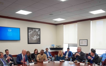 Xerox Chief Executive Officer visits Naval War College
